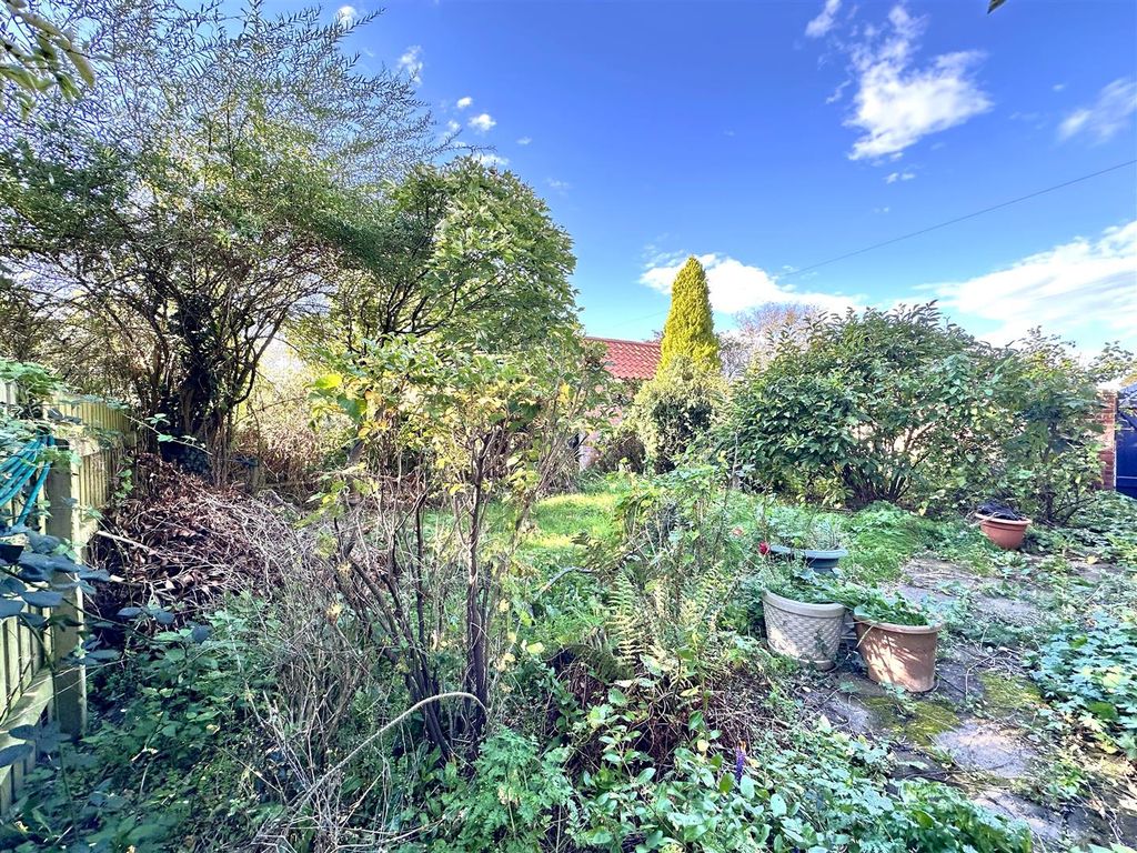 Property photo 3 of 20 Established Private Garden 800