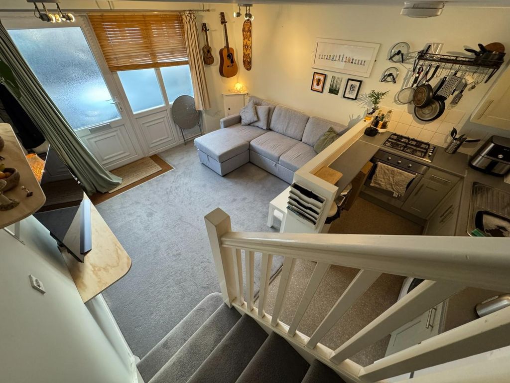 Property photo 2 of 16 Interior_73Yorkrd_2025_11.Jpg