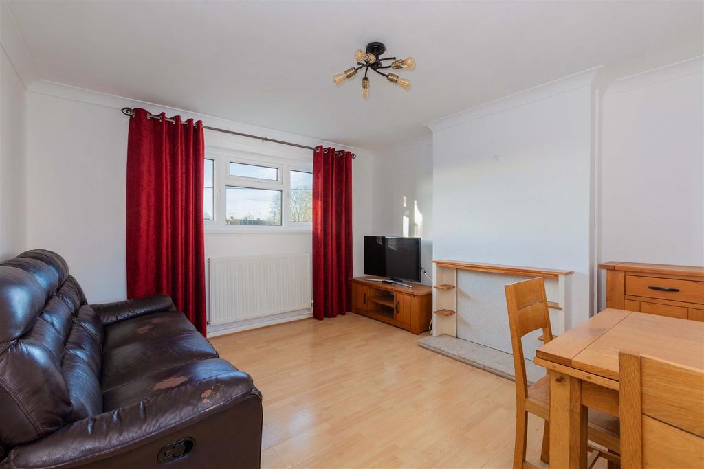 Property photo 2 of 14 148 Lower Cippenham Lane-10.Jpg