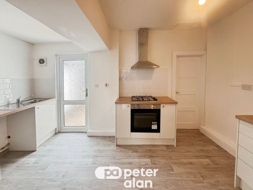 Property photo 3 of 12 Kitchen