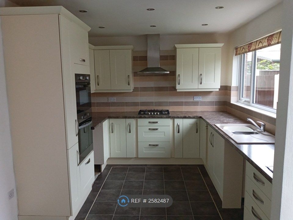 Property photo 3 of 30 Kitchen