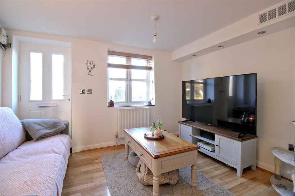 Property photo 3 of 19 Lounge