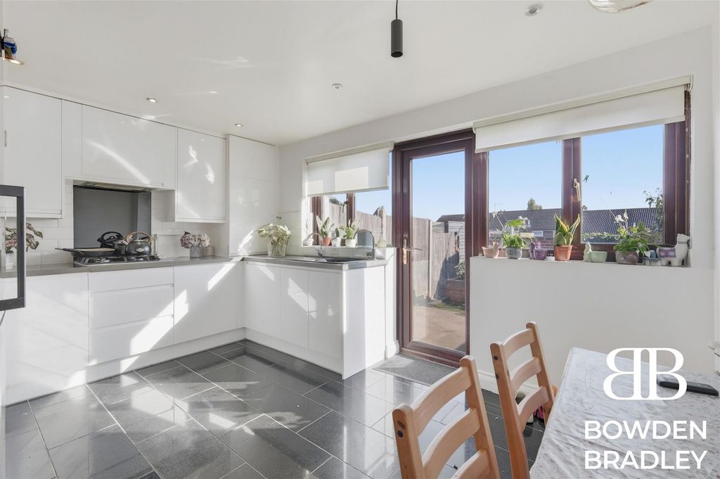 Property photo 2 of 25 Kitchen