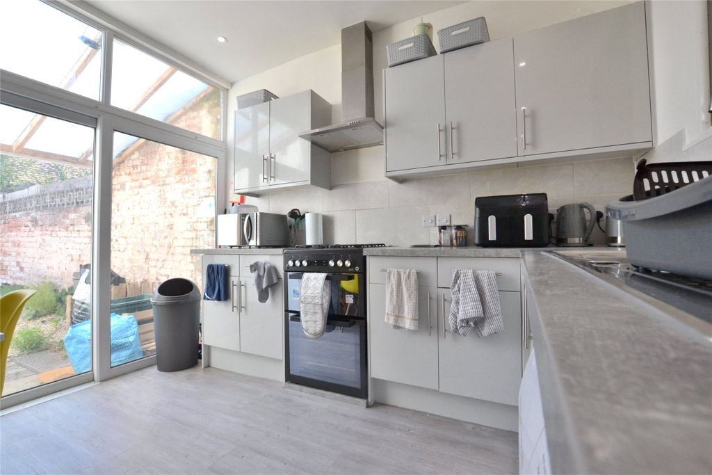 Property photo 2 of 7 Kitchen
