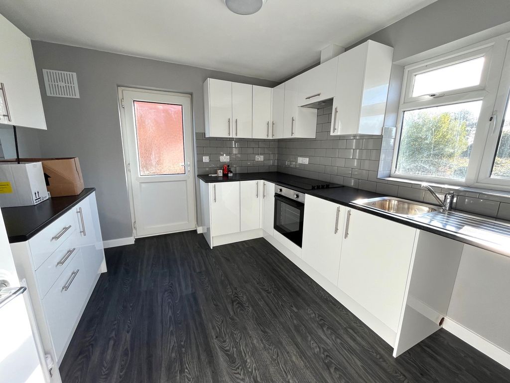 Property photo 3 of 7 Kitchen