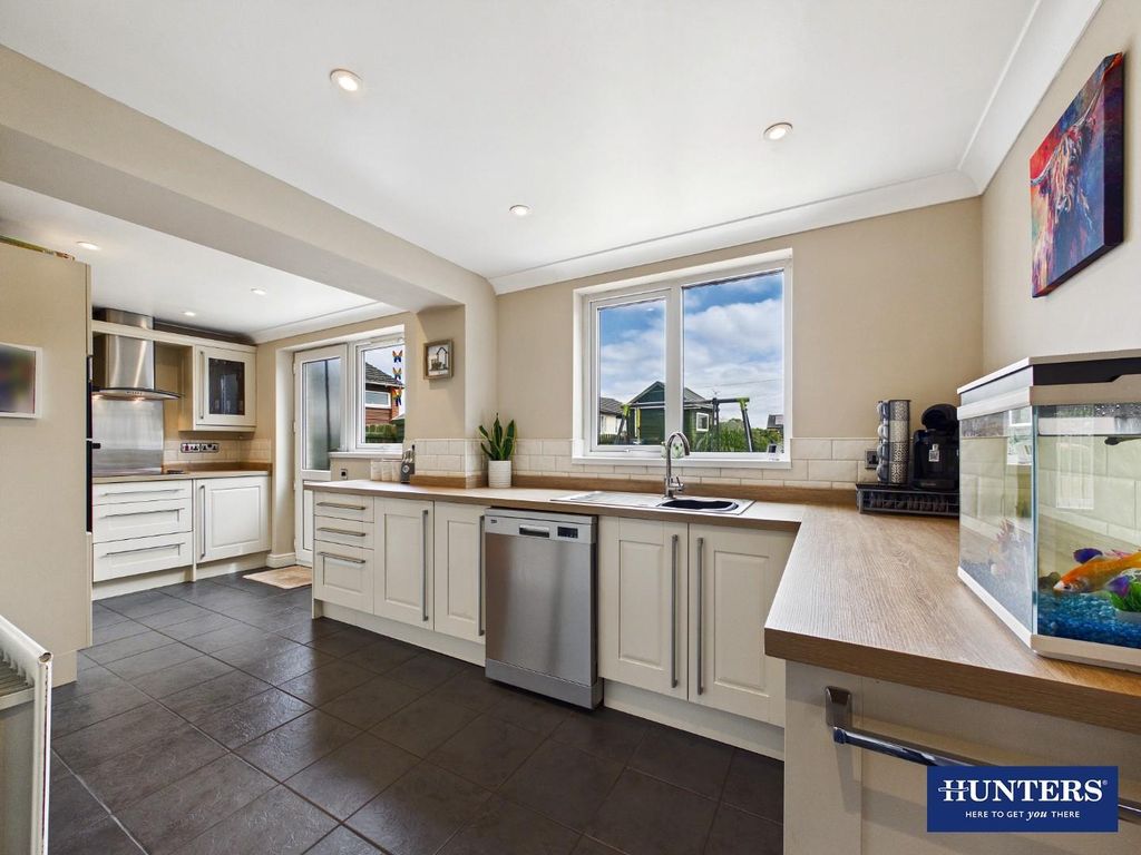 Property photo 3 of 21 Kitchen