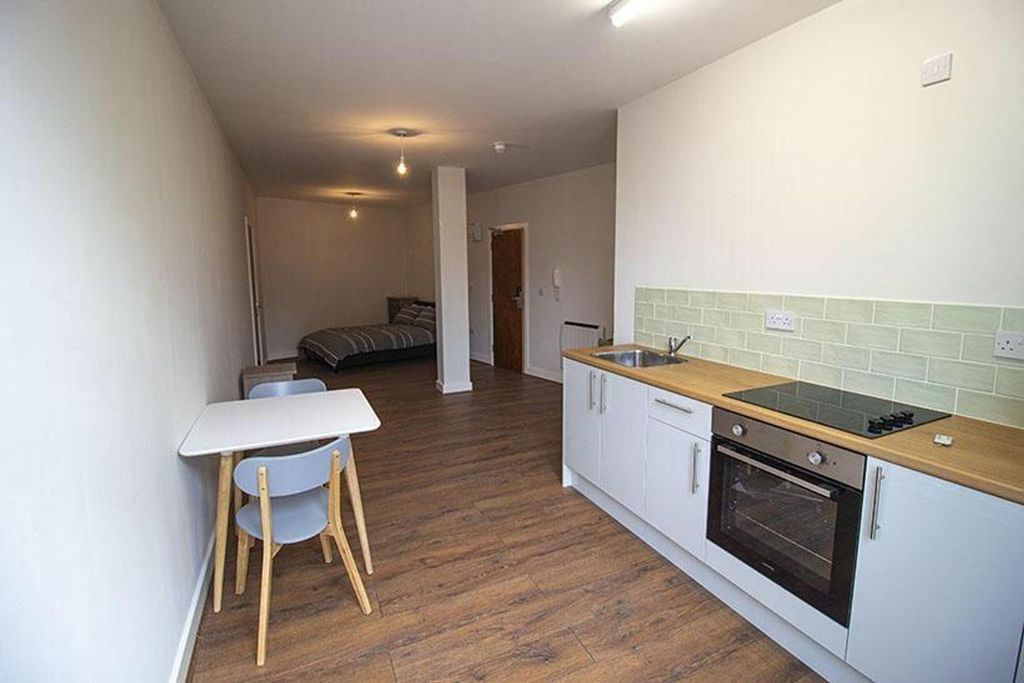 Property photo 1 of 6 A Stylish Double Bedroom Featuring Modern Furnishi...