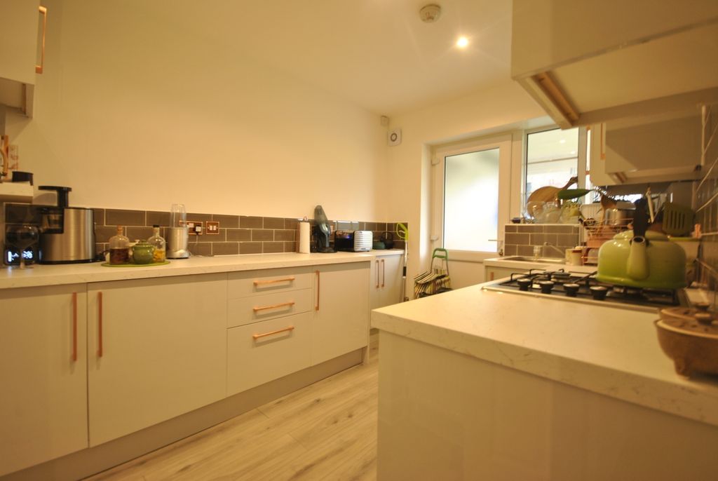 Property photo 2 of 6 Kitchen