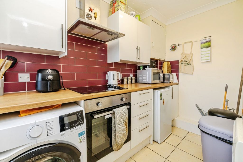 2 bed flat for saleThe Parade, Cherry Willingham, Lincoln LN3 photo 5