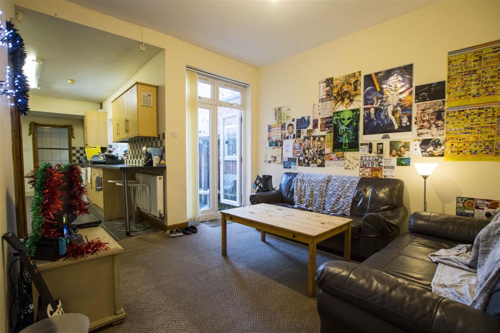 Property photo 3 of 12 Approach