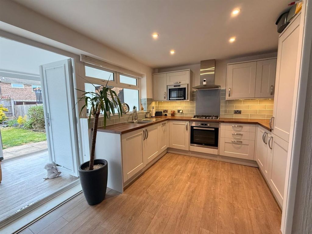 Property photo 3 of 19 Kitchen