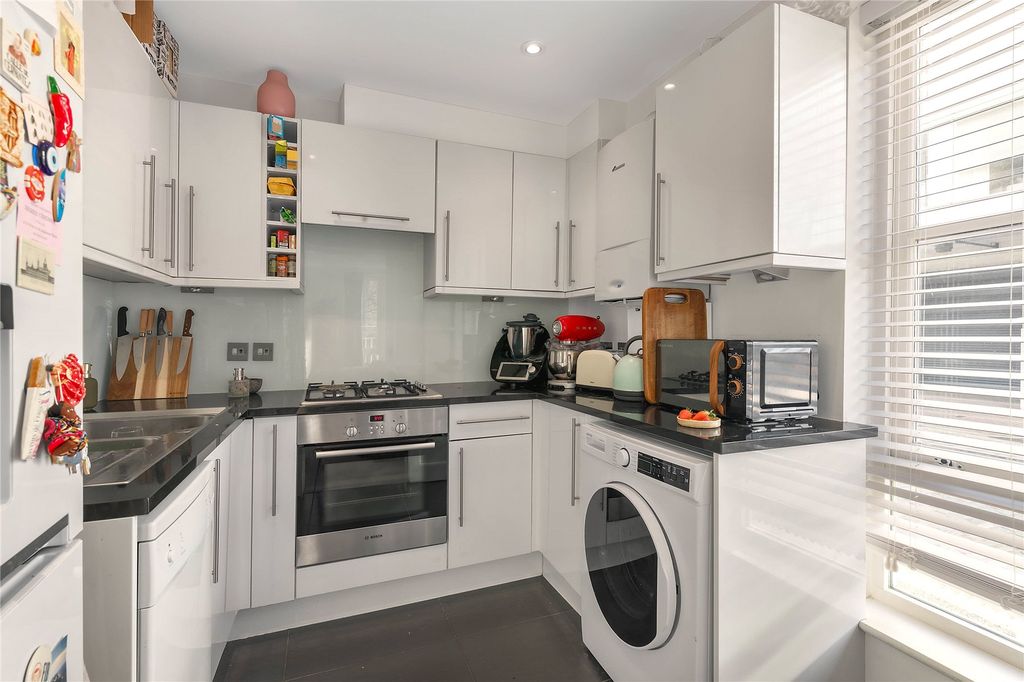 Property photo 3 of 7 Kitchen