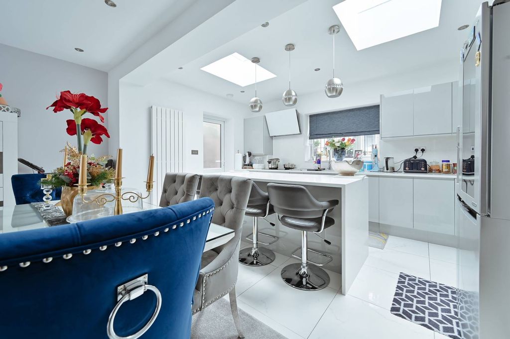 Property photo 2 of 25