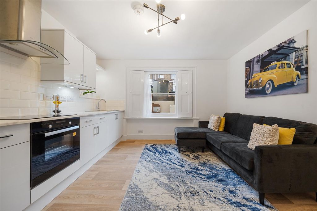 Property photo 2 of 8 66A Flaxman Road Se5 9Dh-No Watermark-11.Jpg