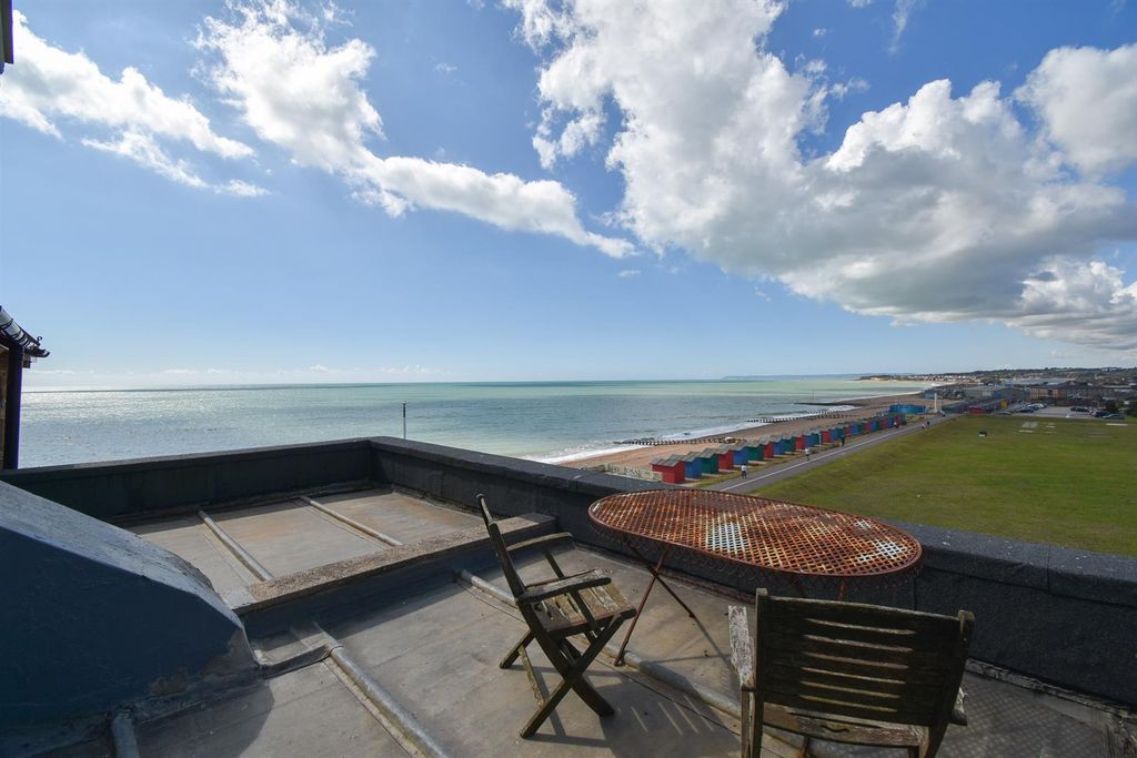 Property photo 2 of 24 Roof Terrace