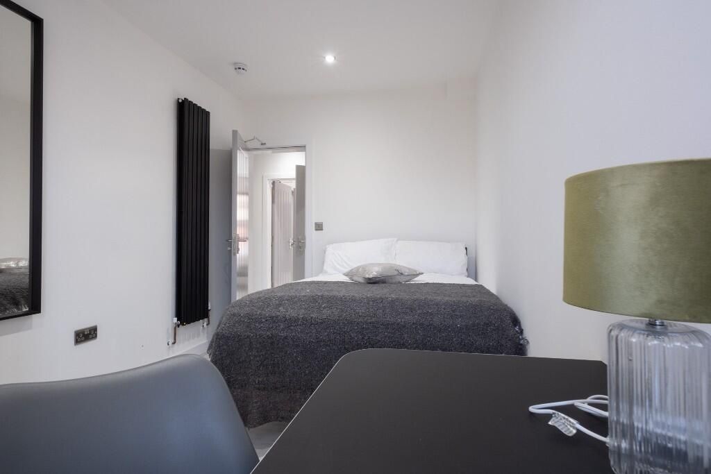 Property photo 3 of 8 A Bright And Inviting Double Bedroom Featuring A c...