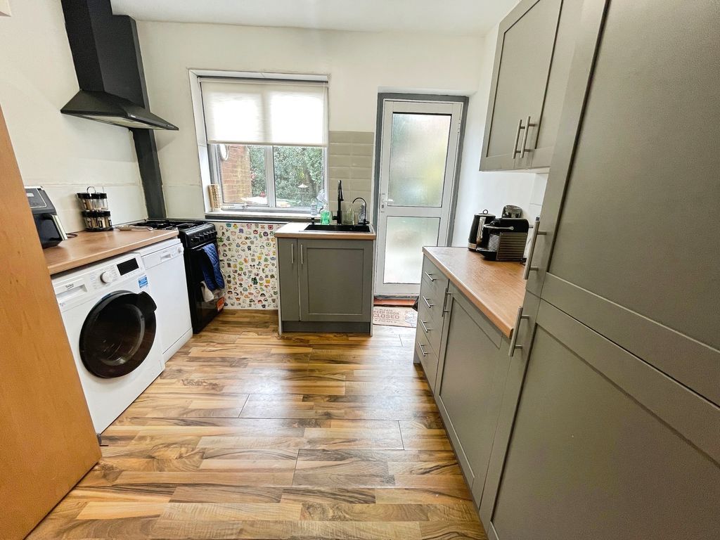 Property photo 3 of 23 Kitchen