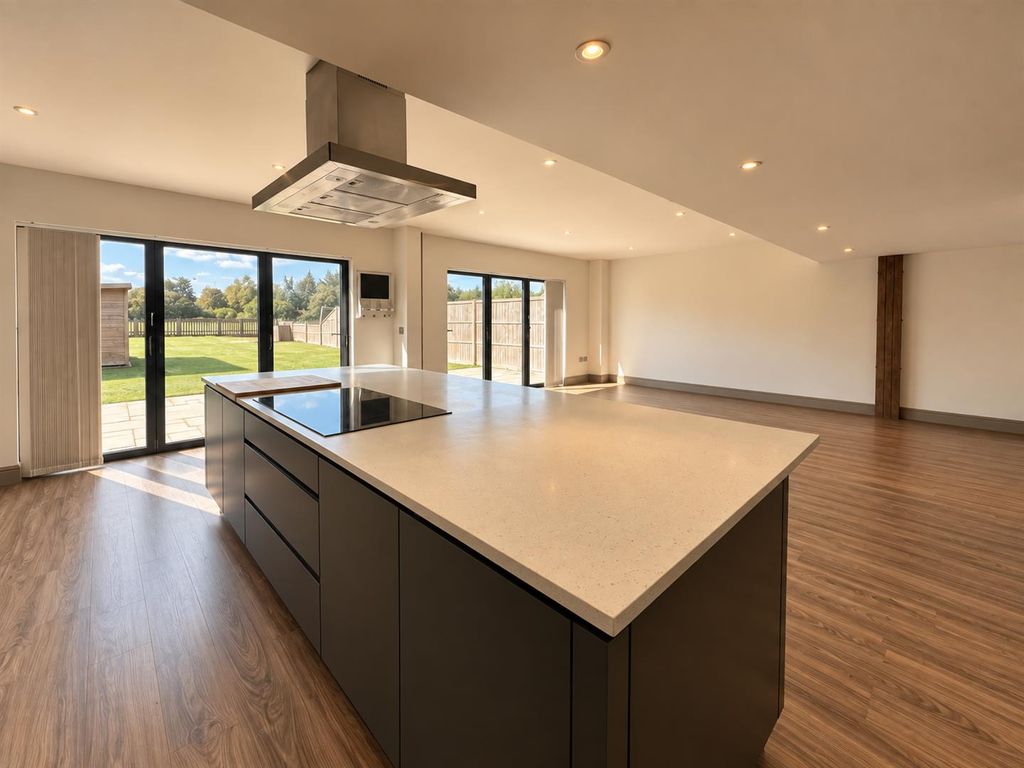 Property photo 3 of 19 Kitchen