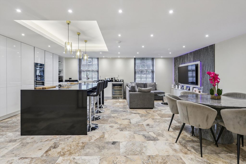 Property photo 2 of 22 Image