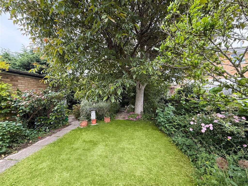 Property photo 3 of 11 Garden