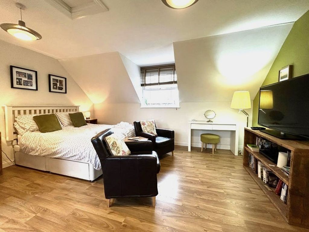 Property photo 1 of 8 A Spacious And Inviting Large Double Bedroom, Feat...