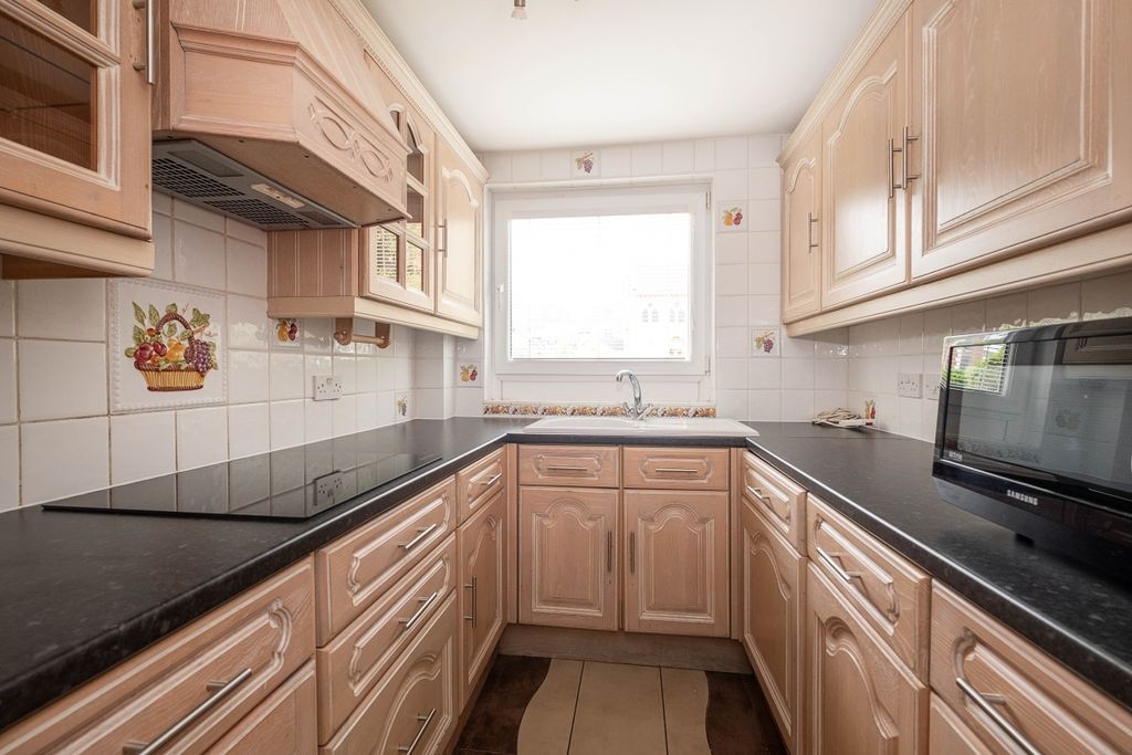 Property photo 3 of 8 5