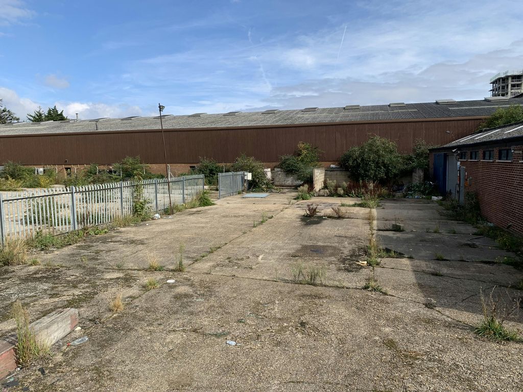 Property photo 1 of 2 Thames Road