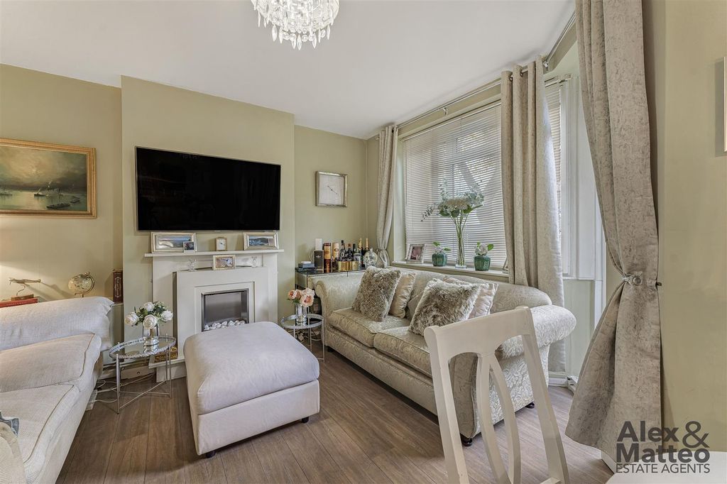 Property photo 3 of 17 Pynfolds Estate