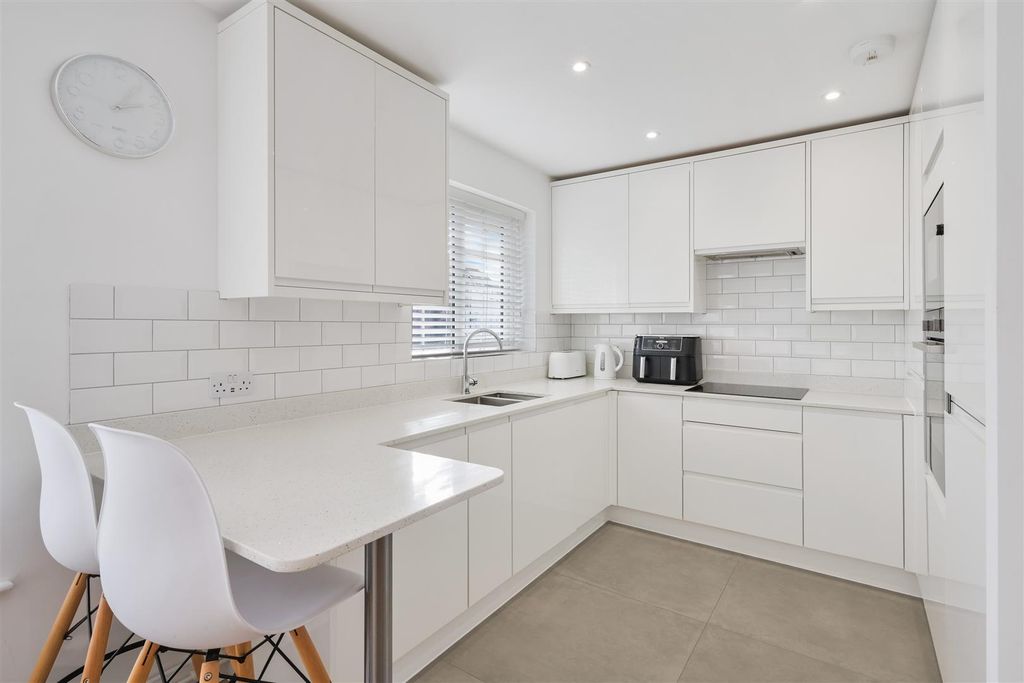 Property photo 3 of 16 Court Road, 10  (12).Jpg