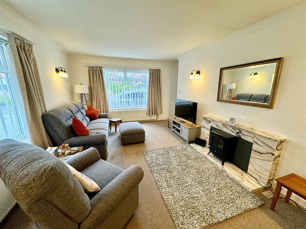 Property photo 2 of 11 Lounge.Jpg