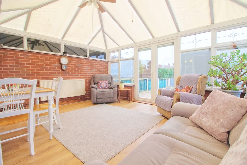 Property photo 2 of 18 Conservatory