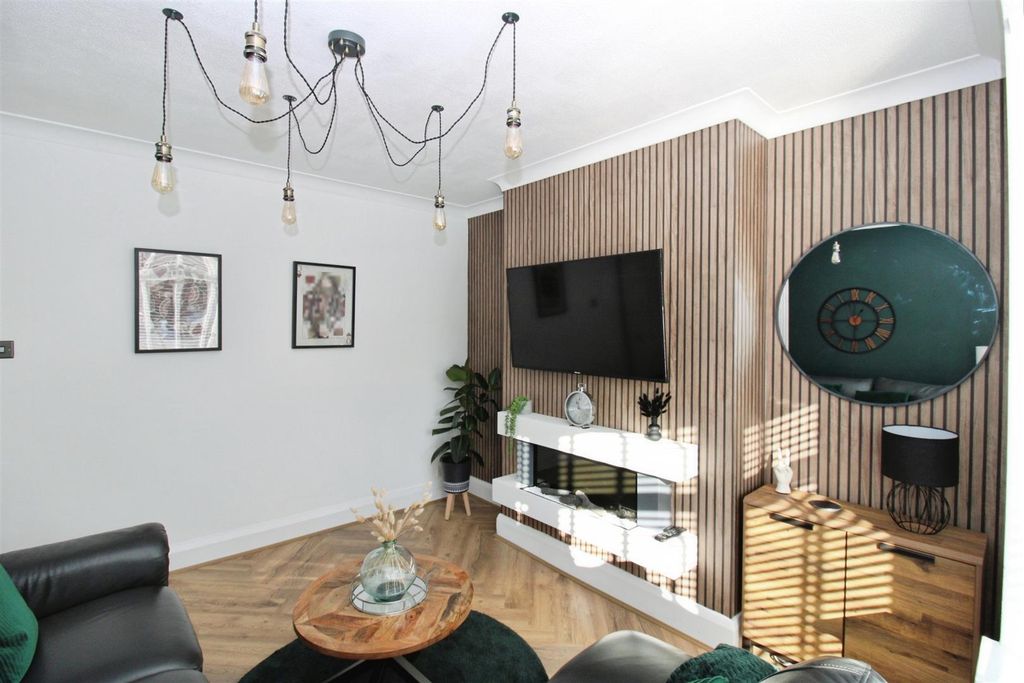 Property photo 2 of 22 Lounge