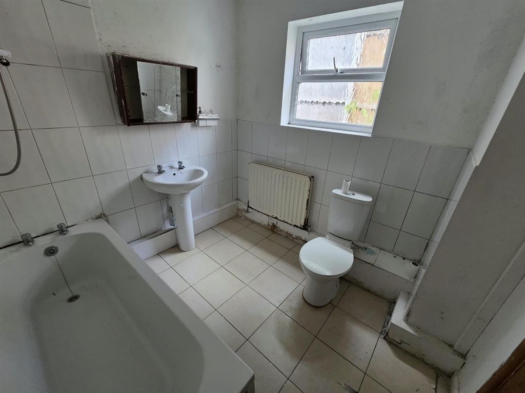 Property photo 1 of 12 Bathroom