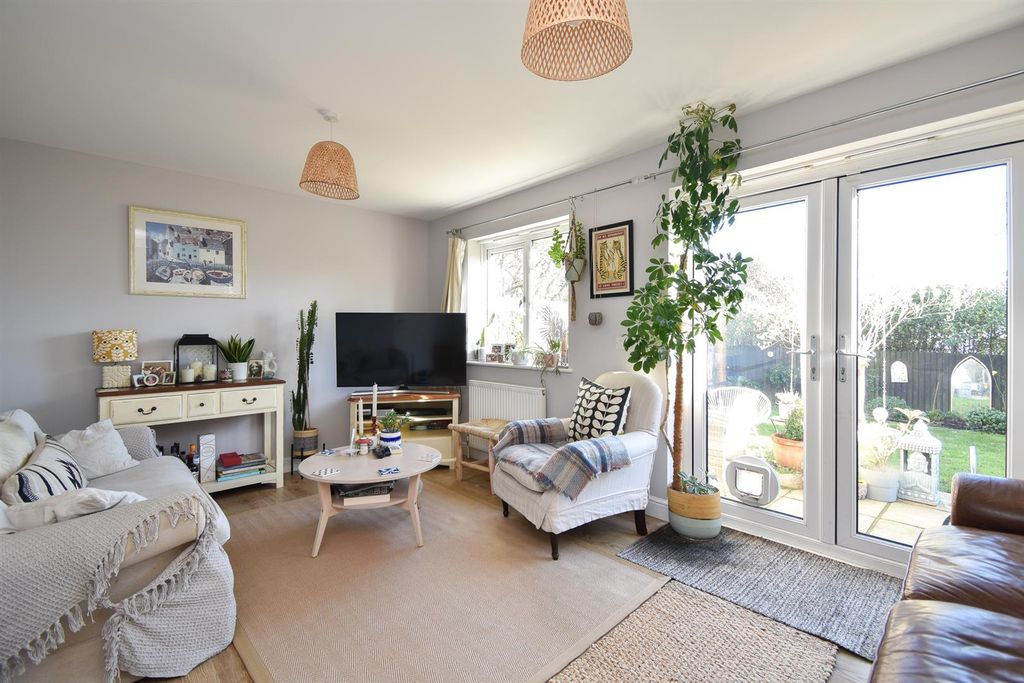 Property photo 3 of 18 Living Room