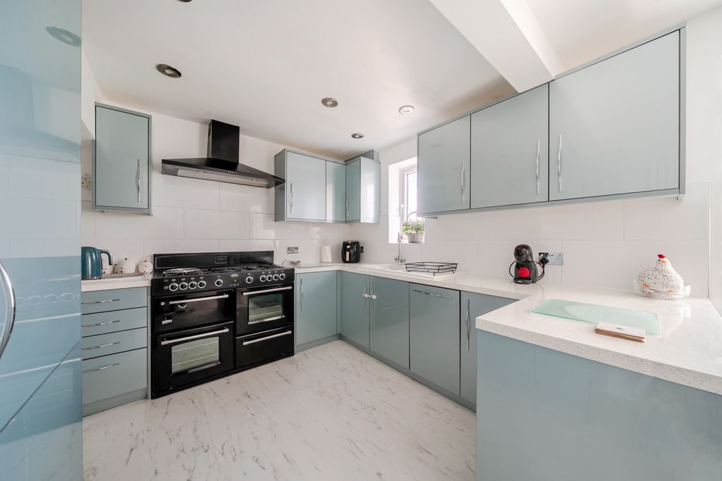 Property photo 3 of 21 Kitchen