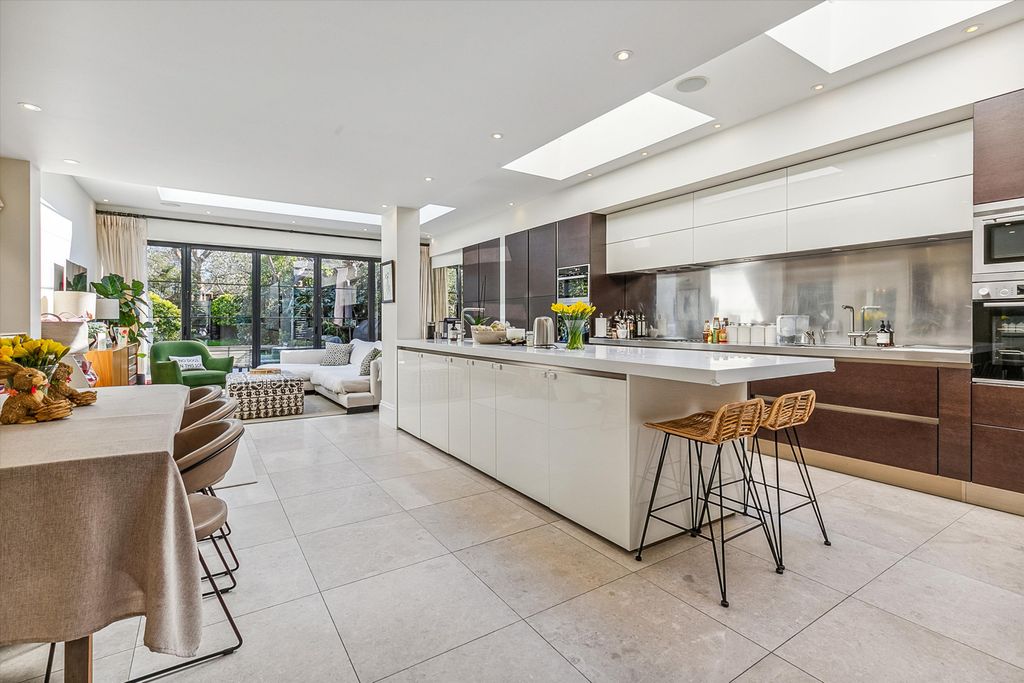 Property photo 2 of 20 Image