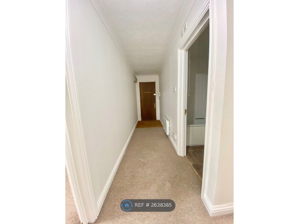 Property photo 3 of 11 Hallway