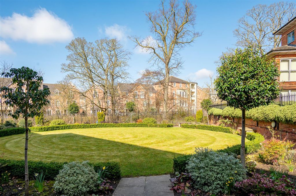 Property photo 3 of 13 Communal Gardens