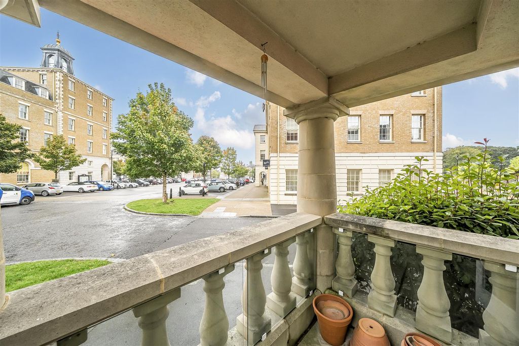 Property photo 2 of 18 Terrace