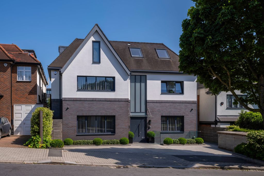 Property photo 1 of 19 Luxury 8 Bedroom Newly Built Family Home In 2016