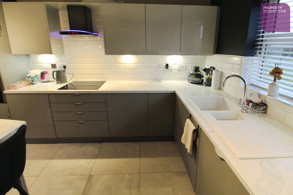 Property photo 3 of 12 Breakfast Kitchen