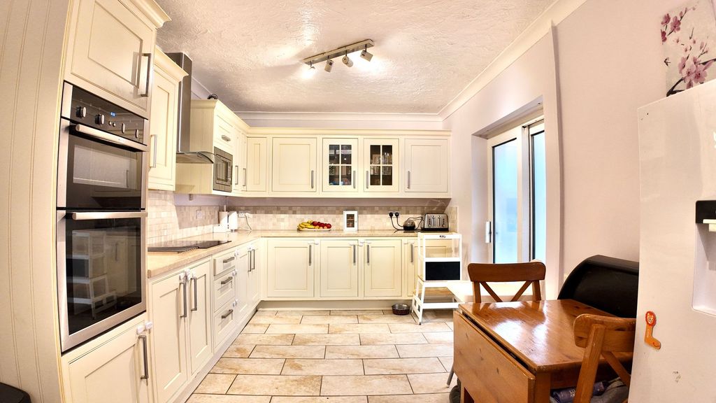 Property photo 3 of 29