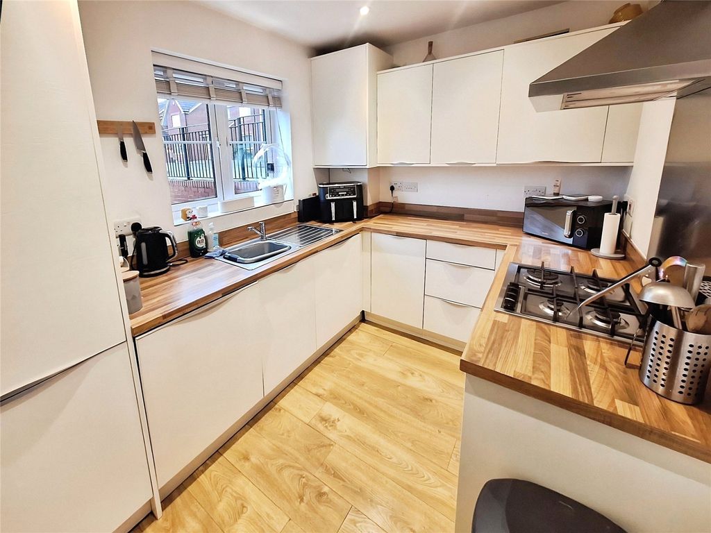 Property photo 3 of 11 Kitchen