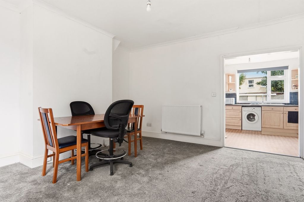 Property photo 3 of 16 Img006
