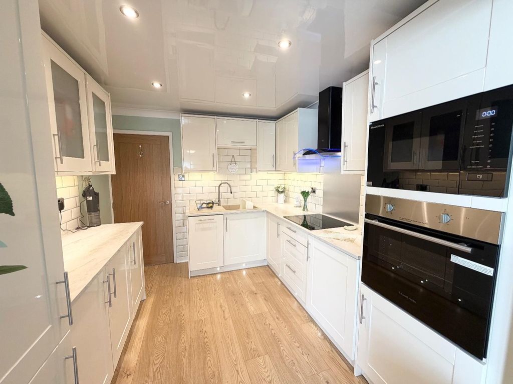 Property photo 2 of 17 Kitchen