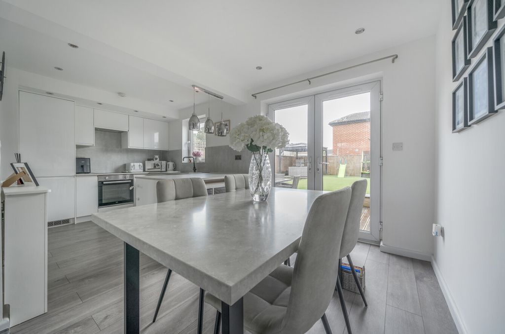Property photo 2 of 8 1348590-21-68B70E...