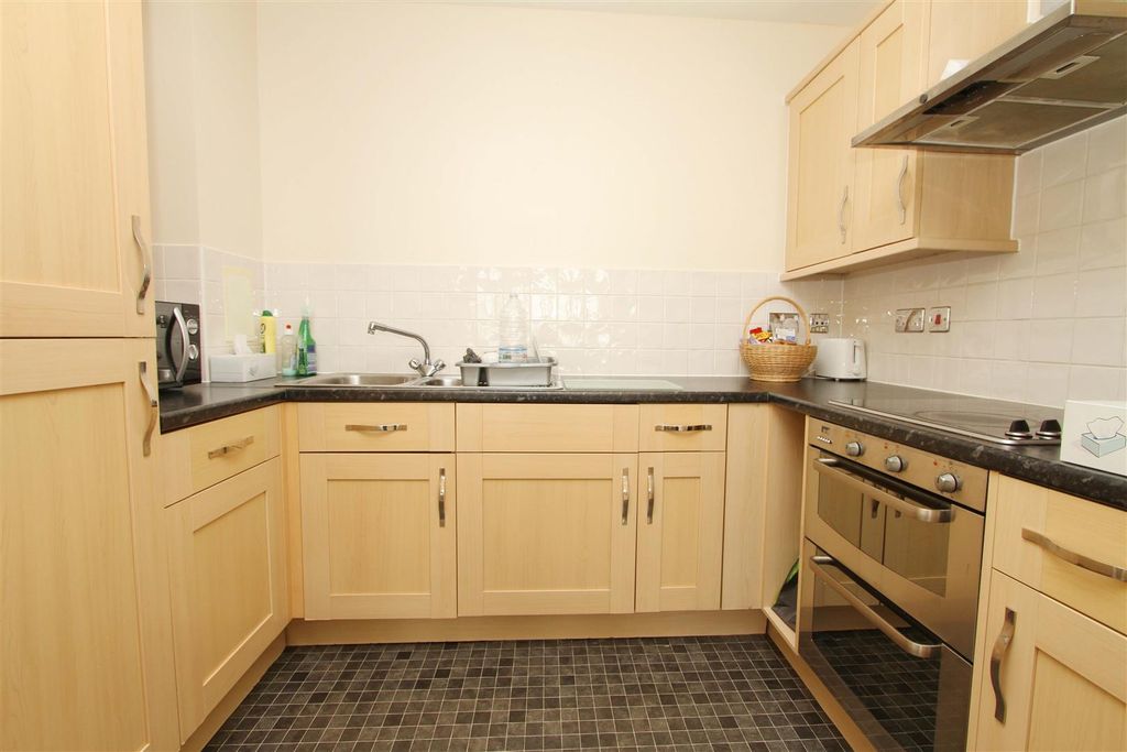 Property photo 2 of 8 Kitchen