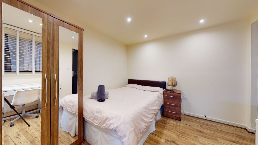 Property photo 1 of 9 Bedroom