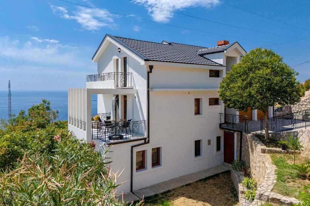 Property photo 2 of 33