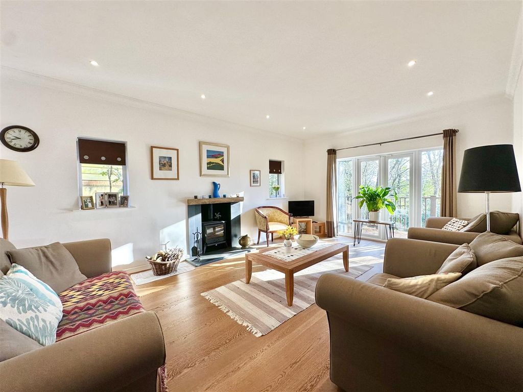 Property photo 2 of 33